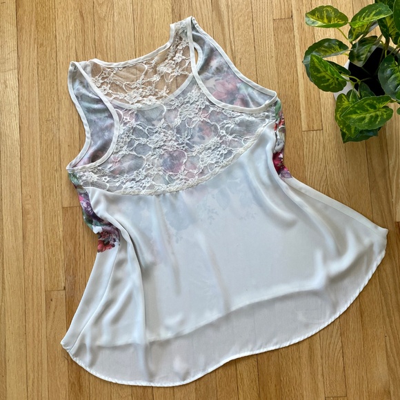 Must Have Floral Lace-Back High-Low Blouse | Sleeveless Floral Graphic – Size M - Picture 7 of 8
